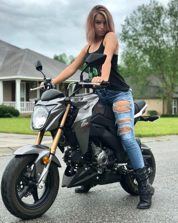 Beautiful girls and bikes in Ibage
