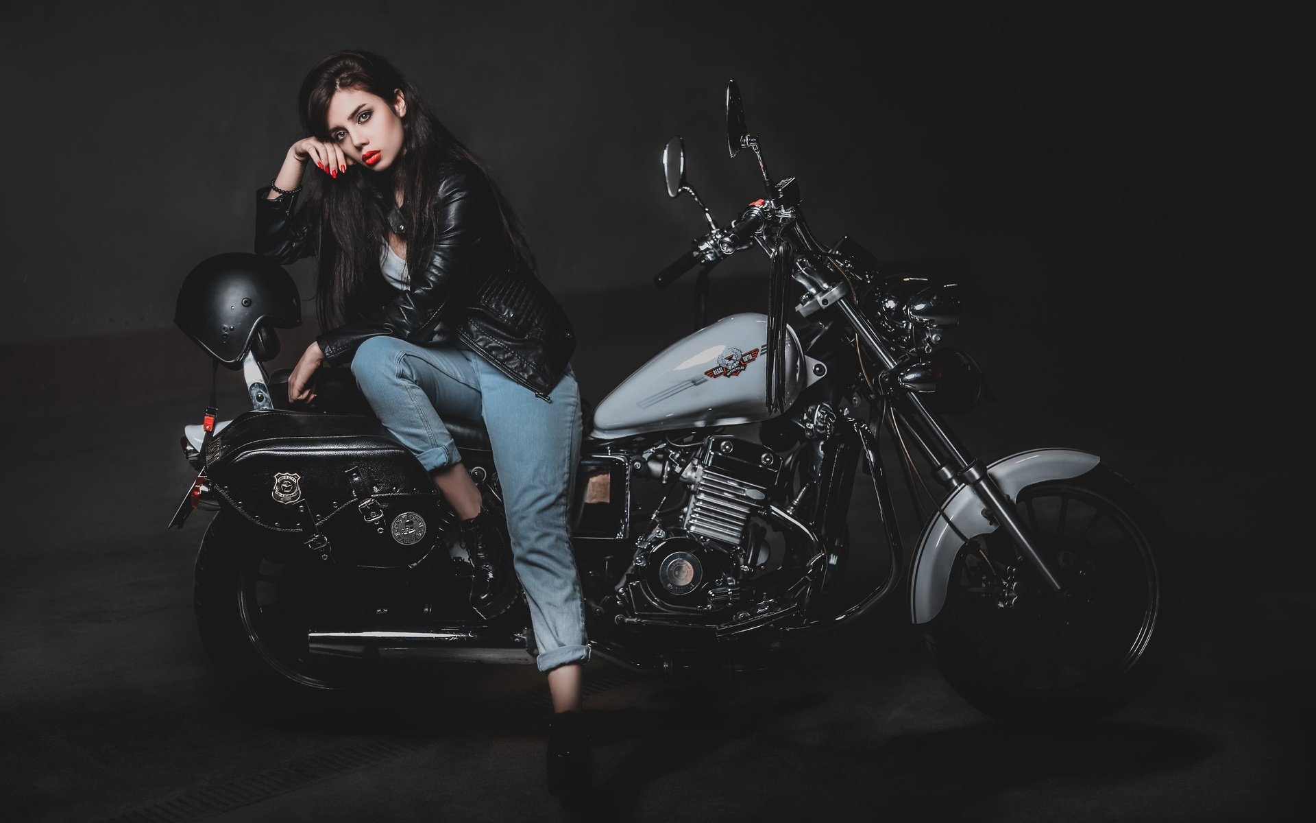 Biker girls: style and drive in Ibage