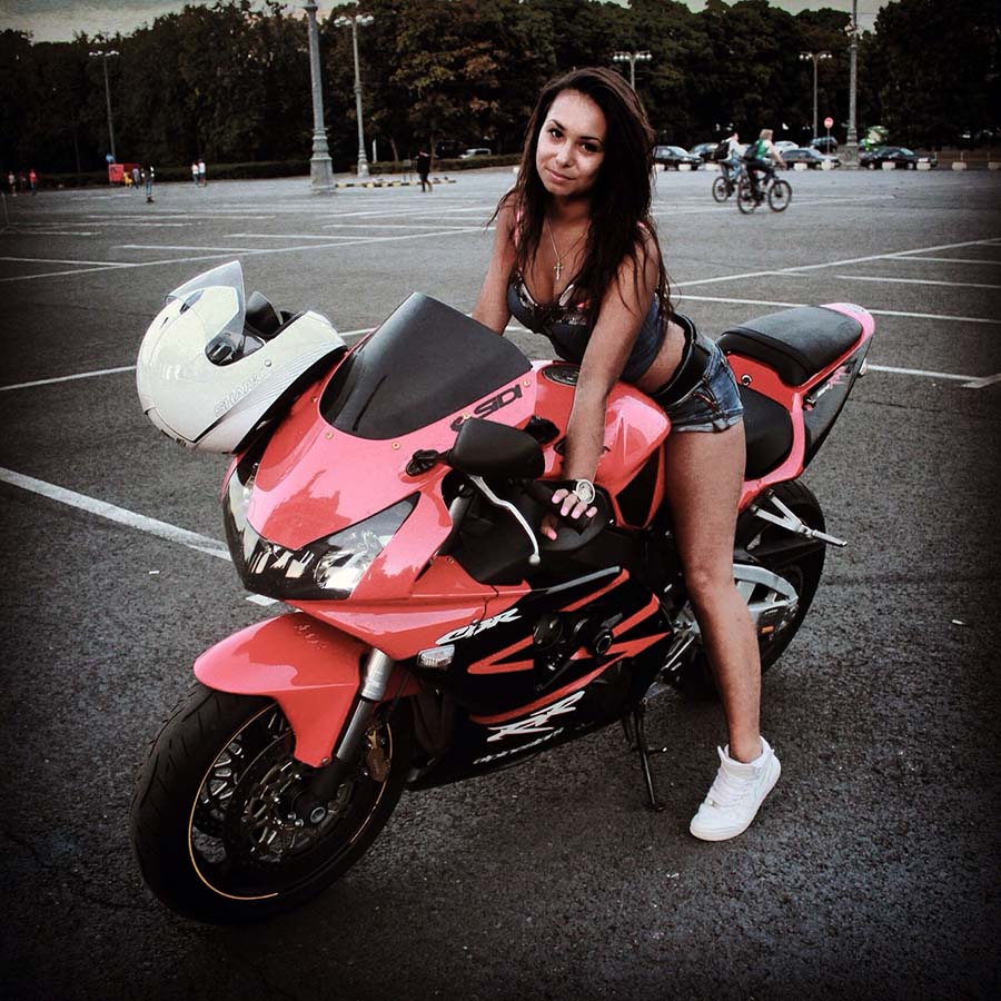 Brunettes on a motorcycle in Ibage