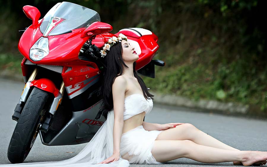 Beautiful girls and motorcycles in Ibage