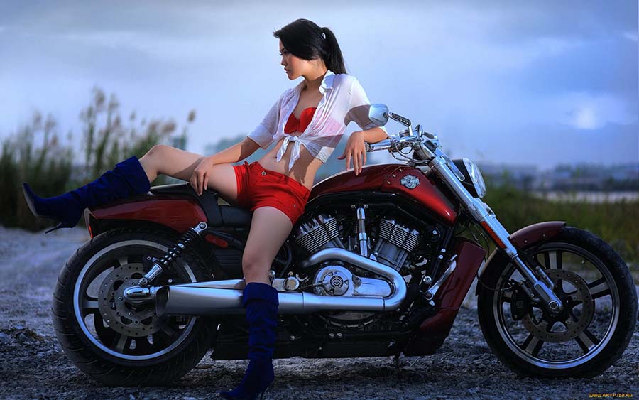Beautiful girls and motorcycles in Ibage