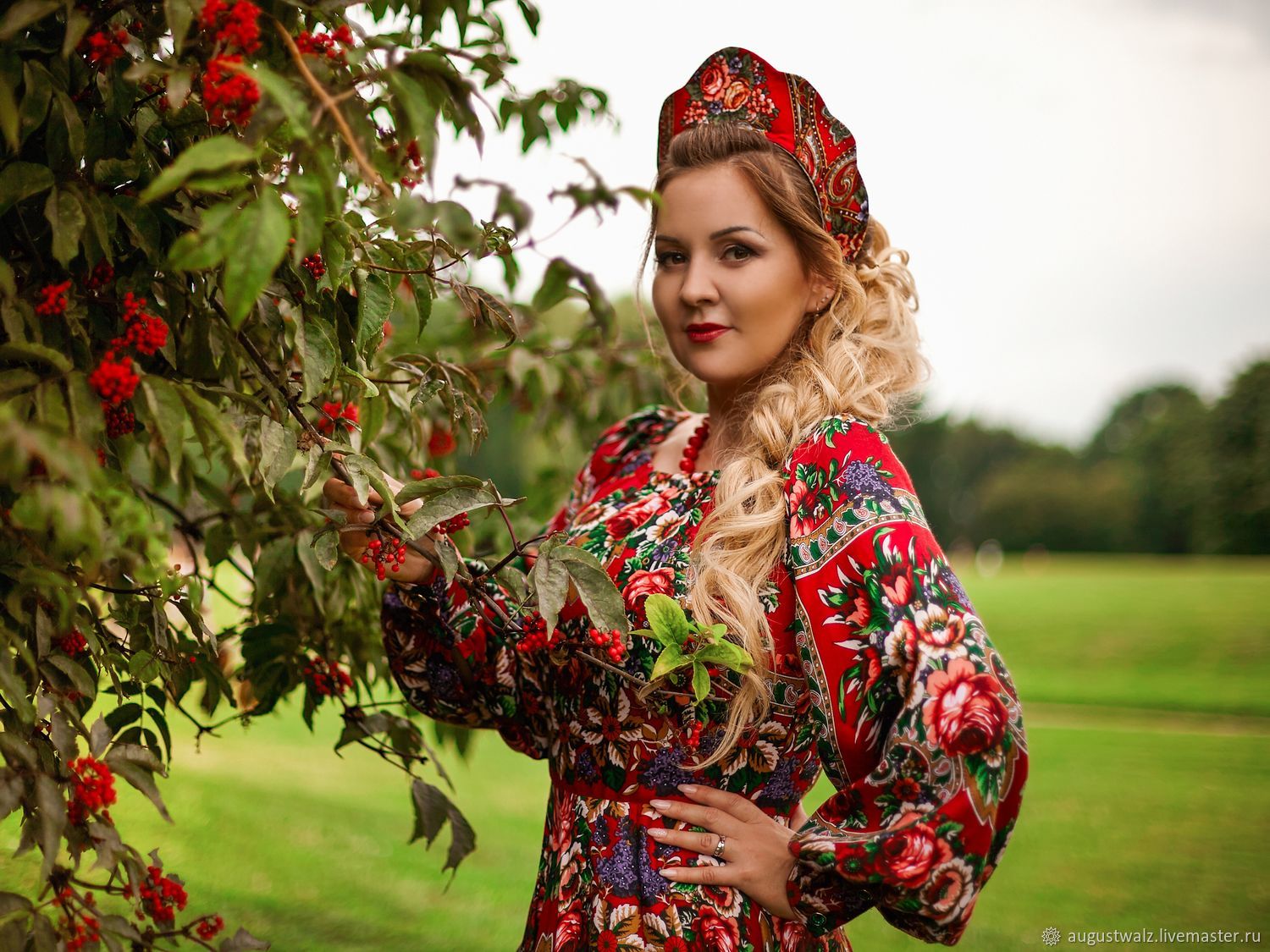 Women in Slavic costumes in Ibage
