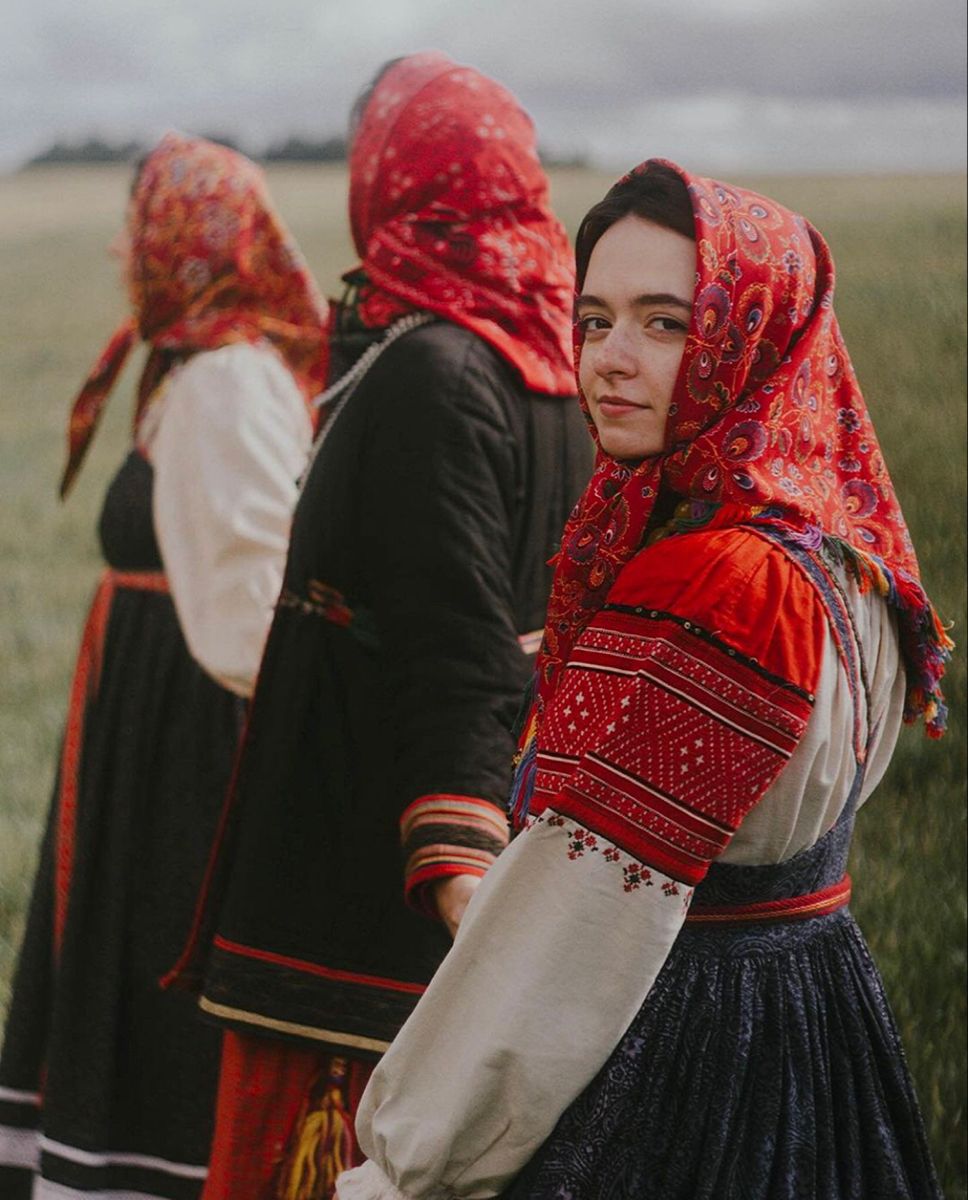 Women in Slavic costumes in Ibage