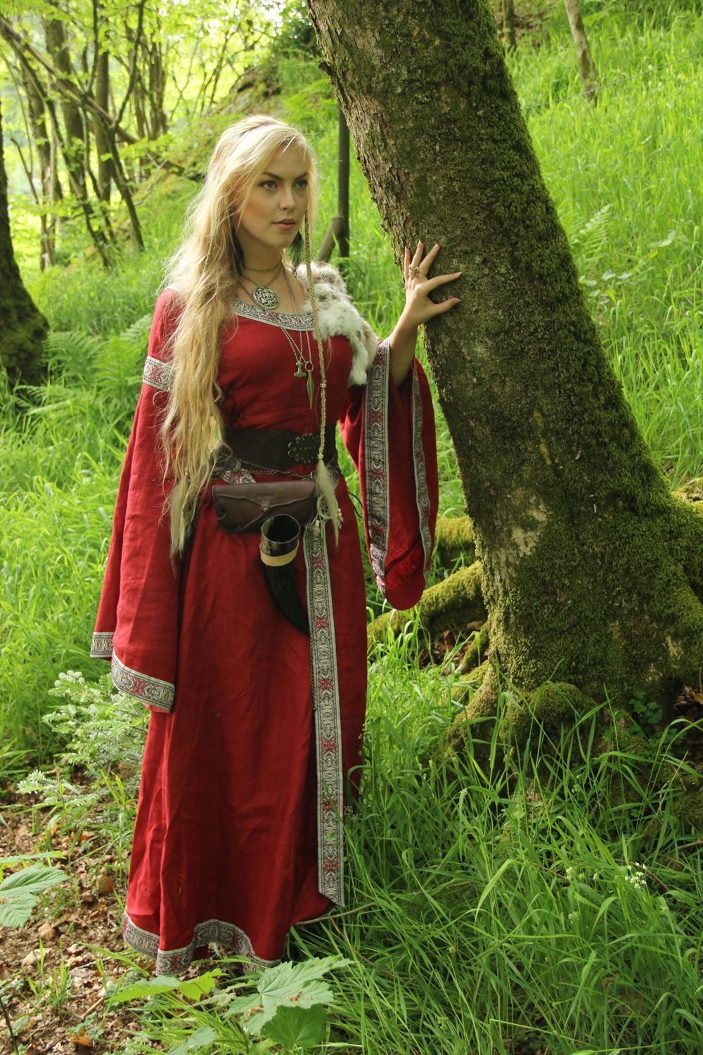 Women in Slavic costumes in Ibage