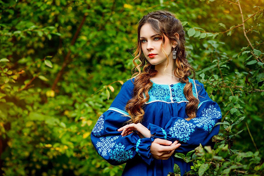 Sexy photo Women in Slavic costumes in Ibage