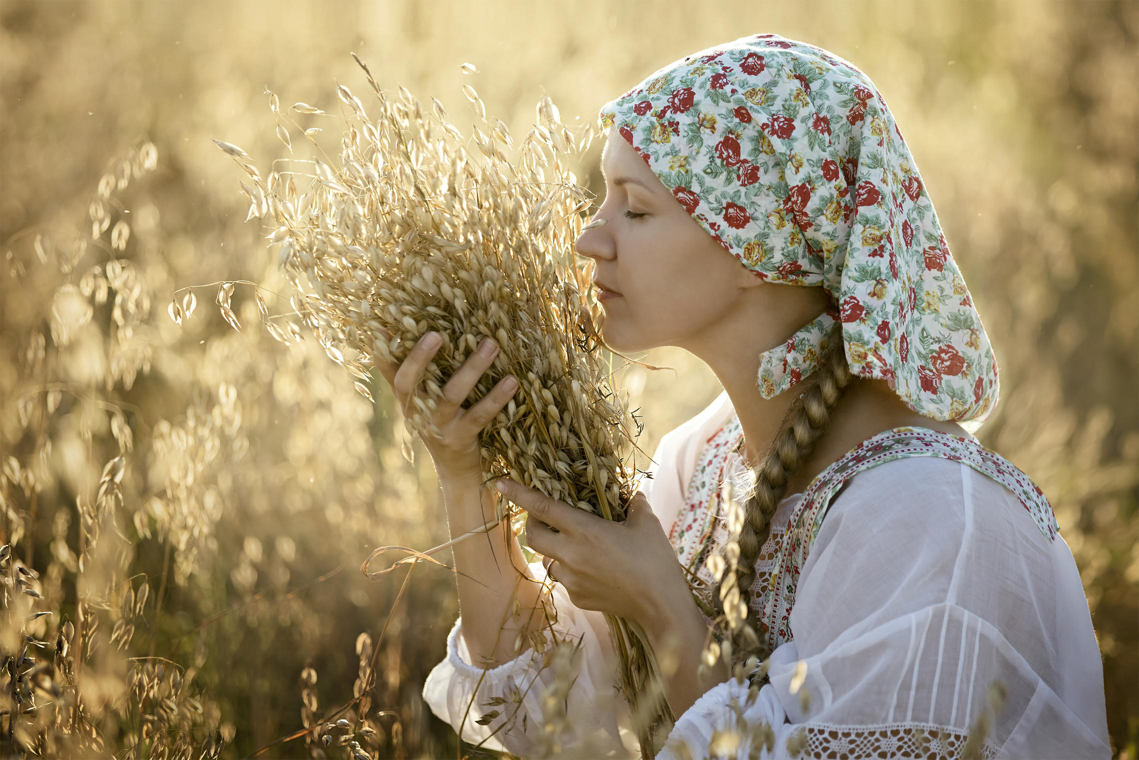 Photo Women in Slavic costumes in Ibage