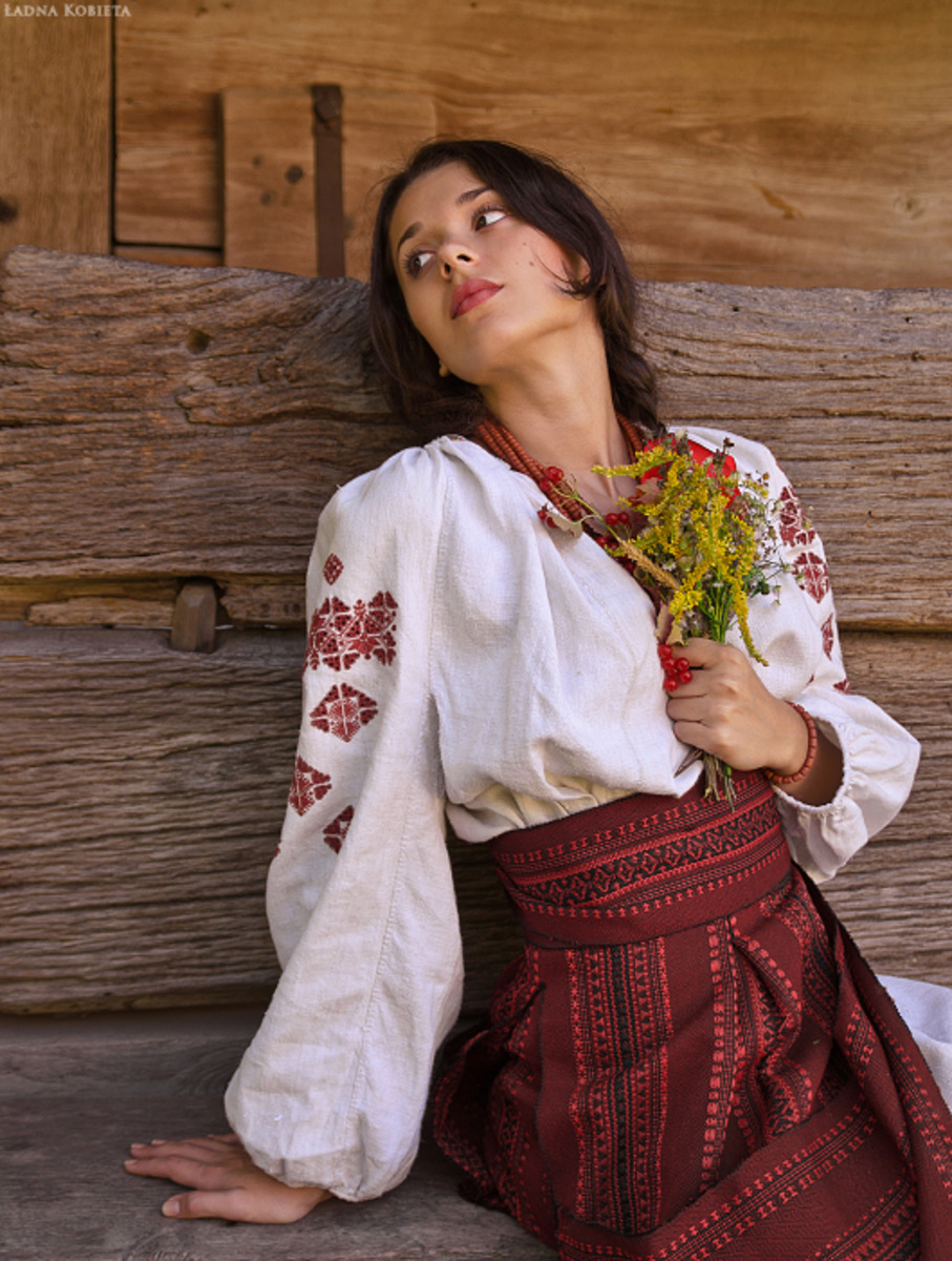 Girls in Slavic costumes in Ibage