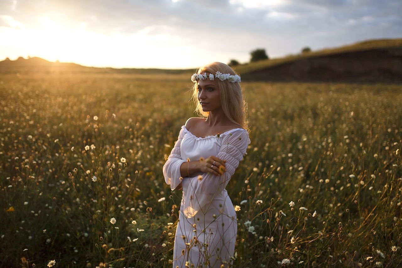 Girls in Slavic costumes in Ibage