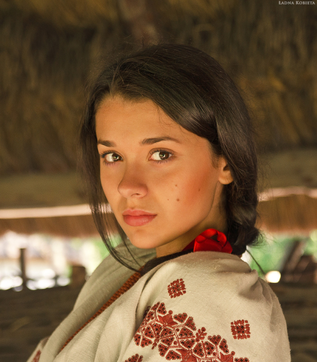 Girls in Slavic costumes in Ibage