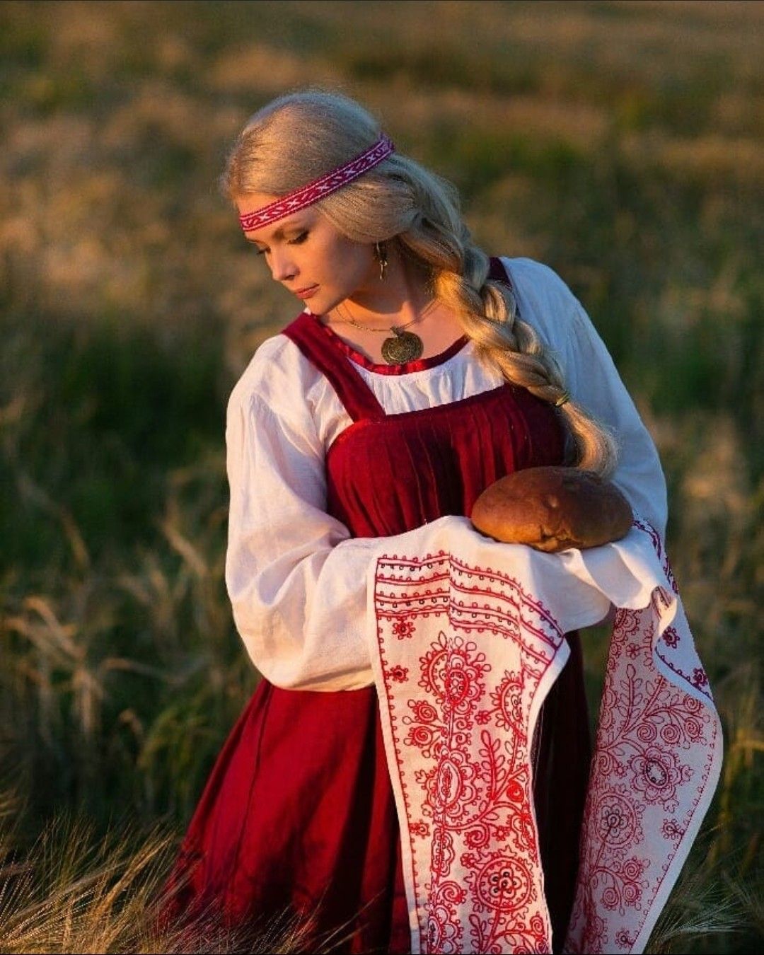 Girls in Slavic costumes in Ibage