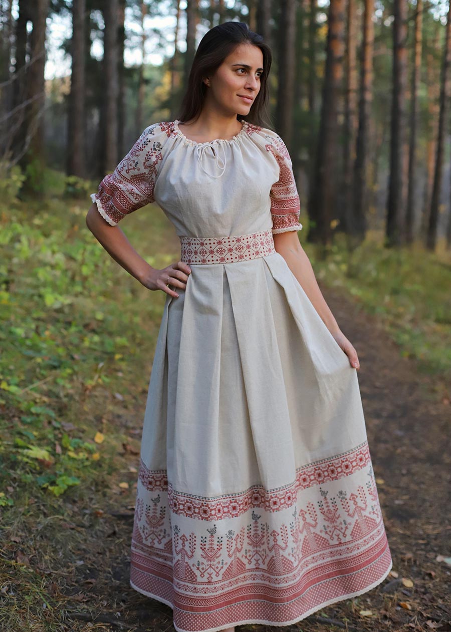 Girls in Slavic costumes in Ibage