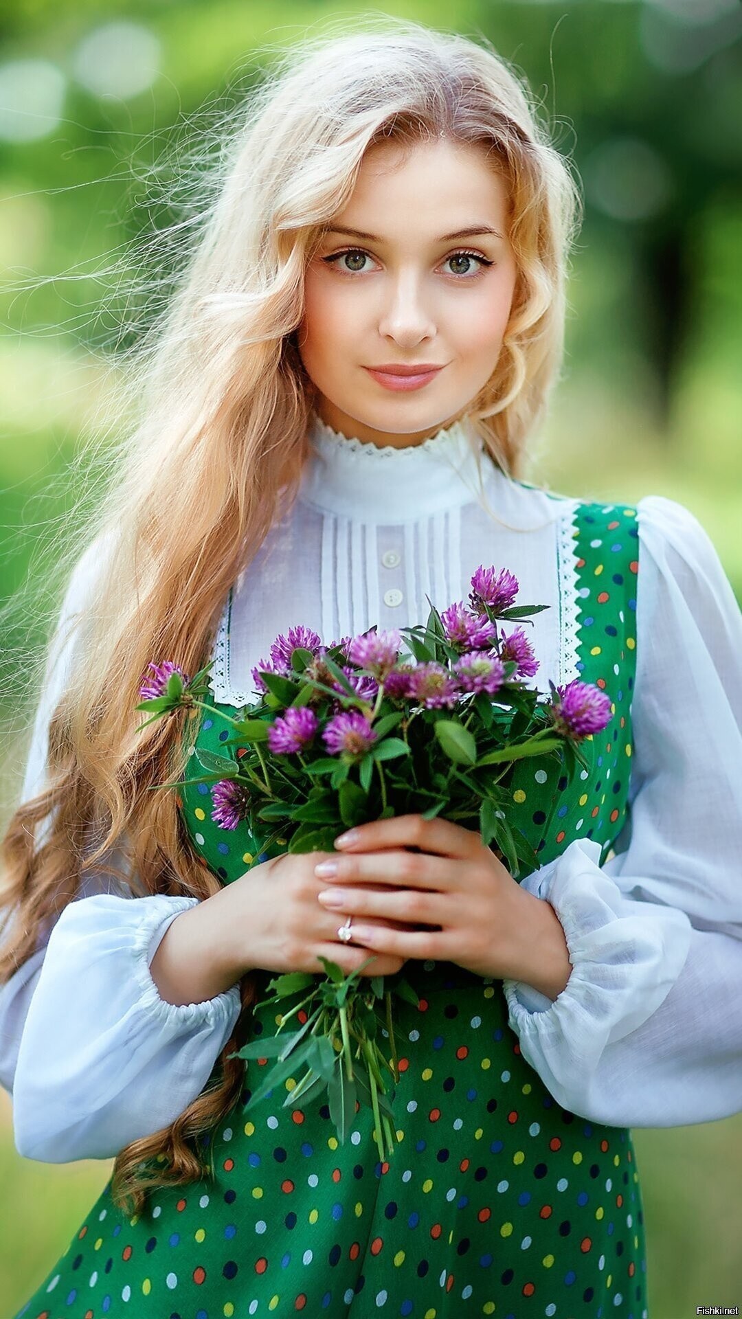 Girls in Slavic costumes in Ibage