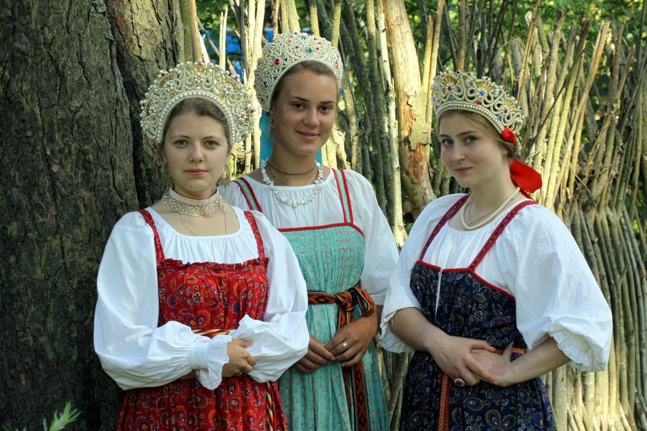 Sexy model Girls in Slavic costumes in Ibage